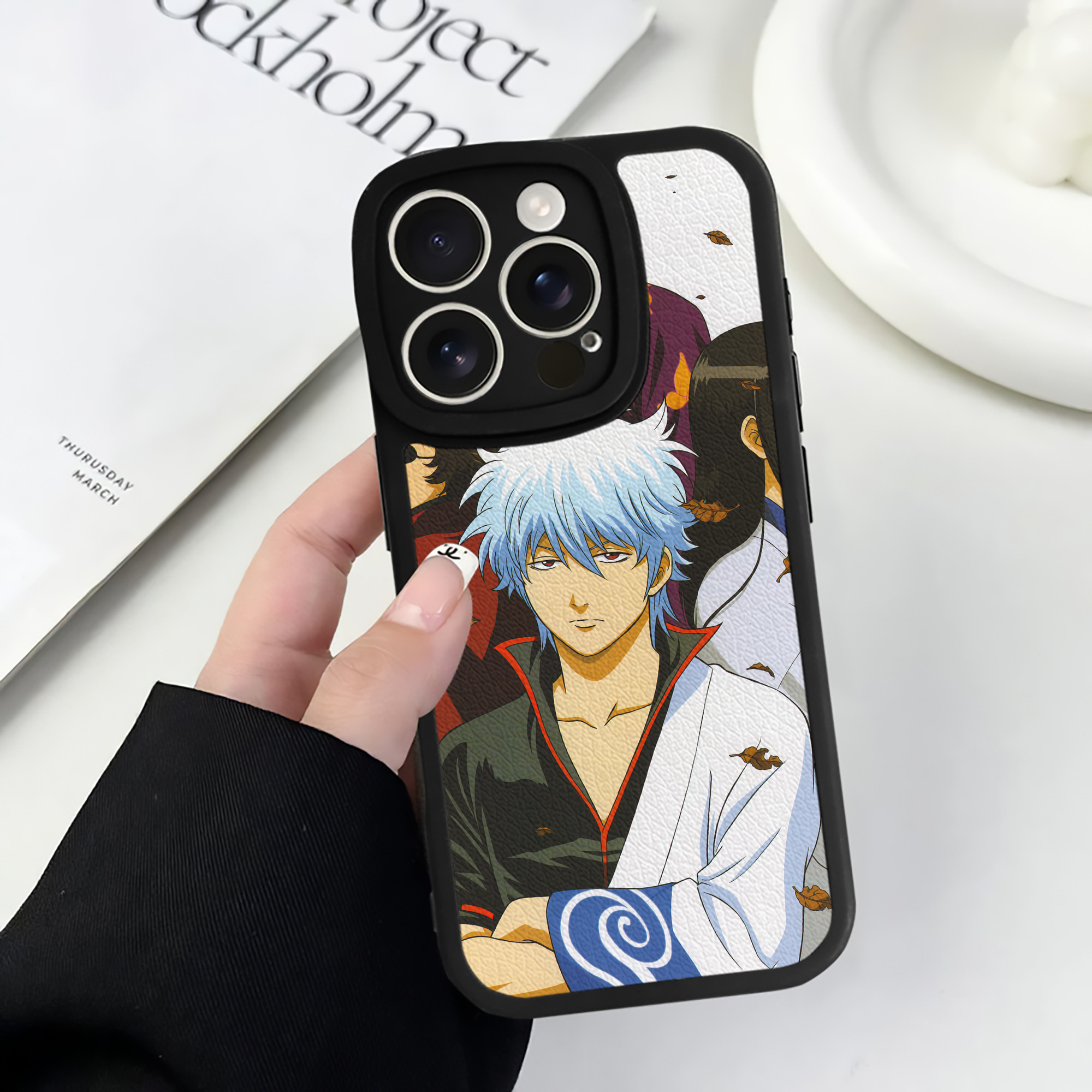 （画像用） ぎんたま 坂田銀時（さかたぎんとき） 神楽 志村新八（しむら しんぱち） GINTAMA Sakata Gintoki Kagura Shimura Shinpachi 【iPhone 16シリーズ対応】シリコンスマホケース（レザー調） 材質：シリコン